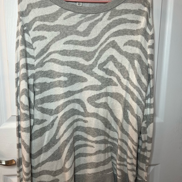 A New Day Women’s Gray Zebra Print Sweater XXL - Picture 2 of 6